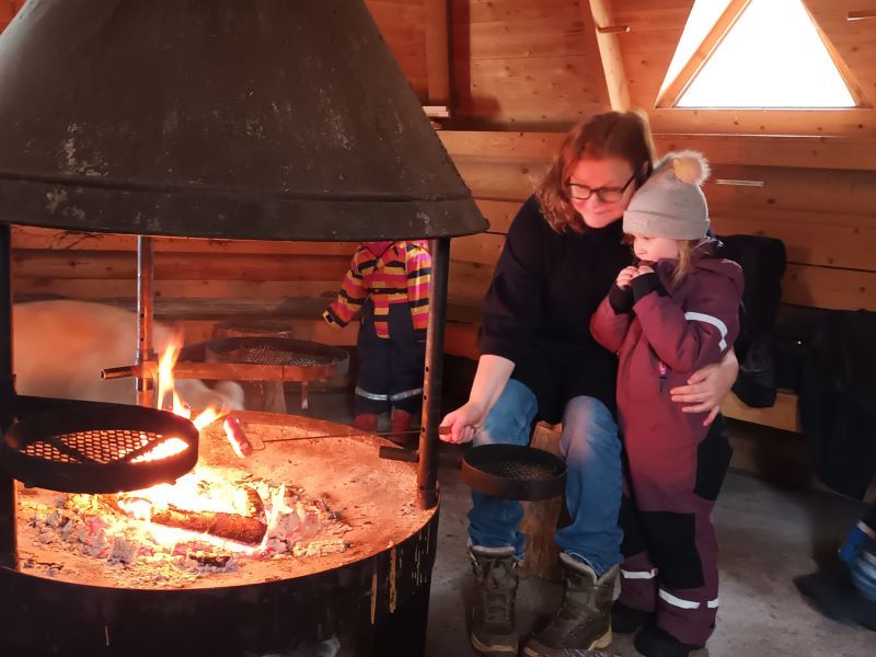 Äiti ja lapsi kodassa Ne hyvä meissä -leirillä